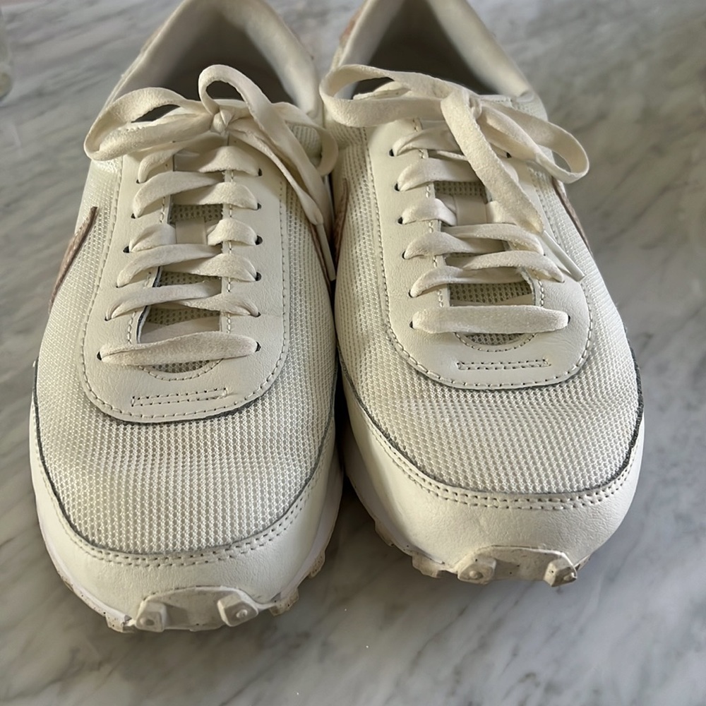 Women’s NIKE DAYBREAK Sneaker - Picture 4 of 6